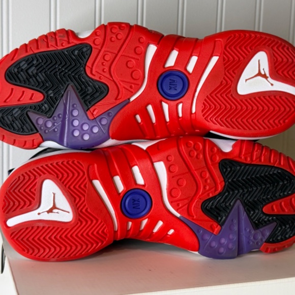 JORDANS BLK/RED MENS 8 NEW